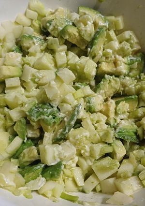 Una foto de Ensalada de manzana verde +apio+palta