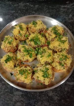 A picture of Sev batata poori.