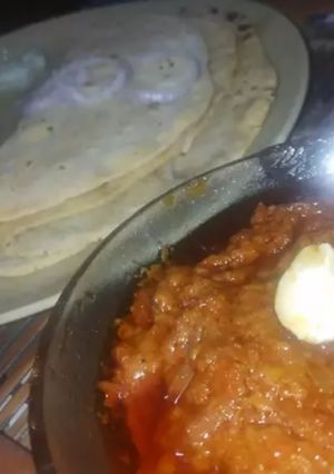 A picture of Khasta besan roti.