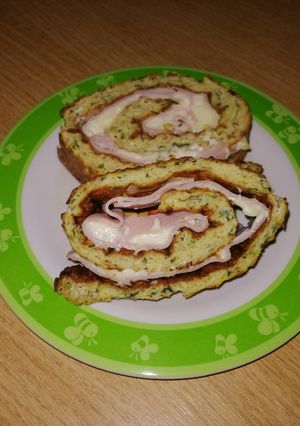 Sajtos-sonkás cukkinitekercs recept fotója