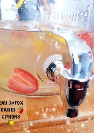 Une photo de Eau détox fraises 🍓 citrons 🍋