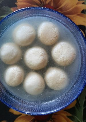 छैने के रसगुल्ले (Chena ke rasgulle recipe in Hindi) रेसिपी मुख्य फोटो