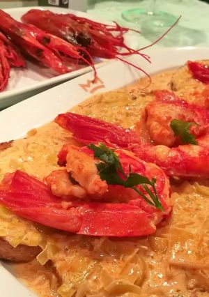 Foto principal de Carabineros sobre tostas en salsa blanca