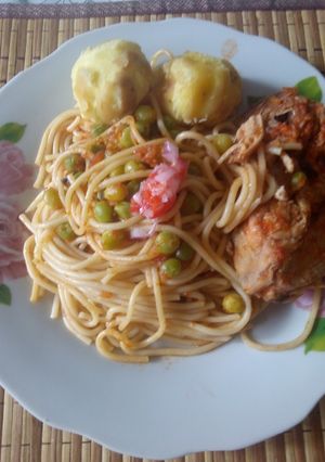 Una foto de Tallarines con pollo a mi estilo