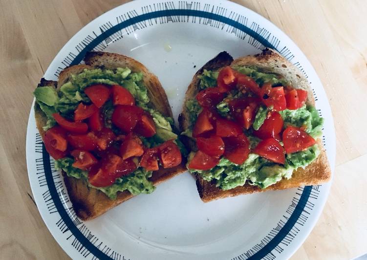 Crostini con avocado e pomodori