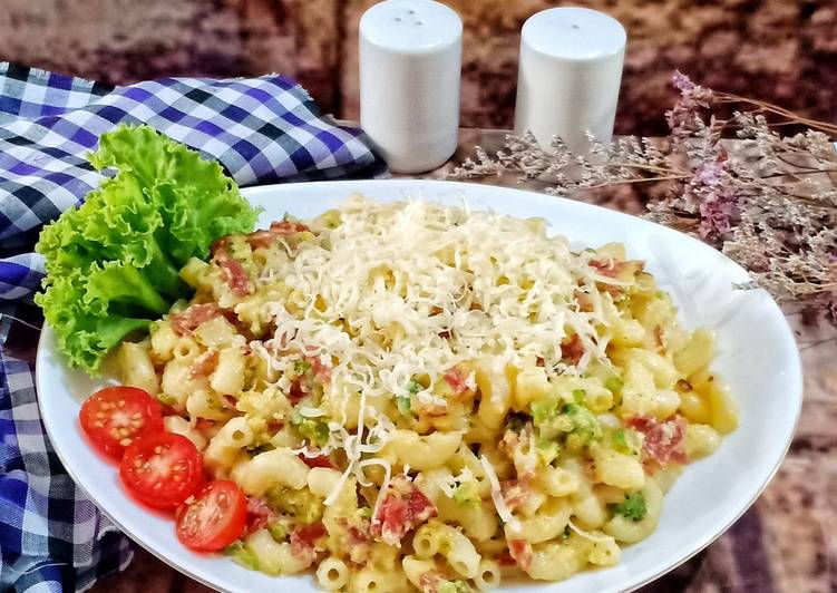 Macaroni Carbonara with Broccoli