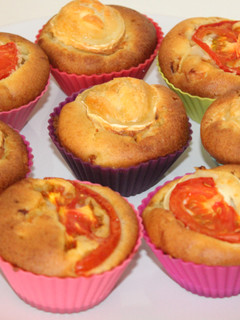 Una foto de Magdalenas de tomate con queso de cabra gratinado