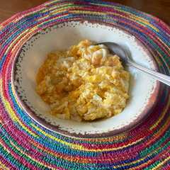 A picture of Huevos revueltos con queso.