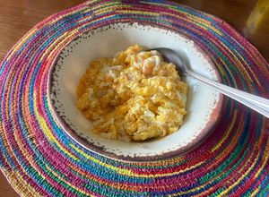 Una foto de Huevos revueltos con queso