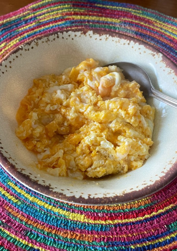 Una foto de Huevos revueltos con queso