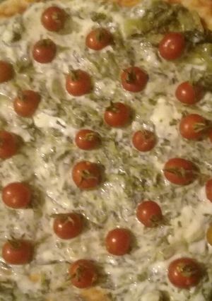 Una foto de Pizza de verdura y tomates cherry