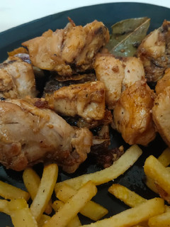 Una foto de Pollo al ajillo