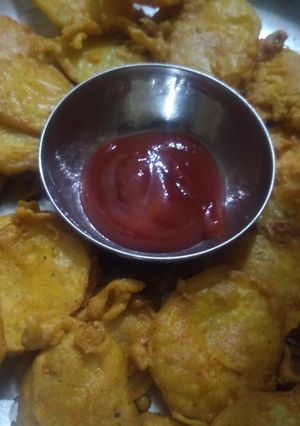 आलू के पकौड़े (aloo ke pakode recipe in Hindi) रेसिपी मुख्य फोटो