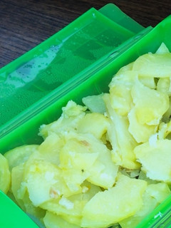 Una foto de Patatas a lo pobre en estuche Lékué al microondas