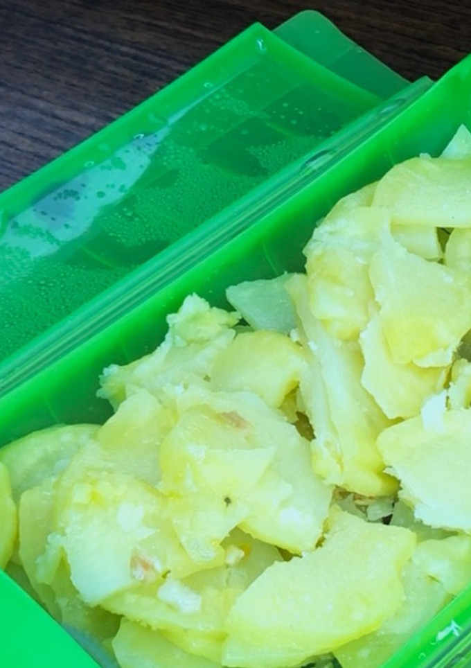 Una foto de Patatas a lo pobre en estuche Lékué al microondas