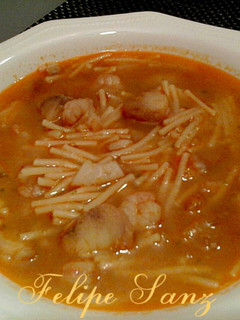 Una foto de Sopa de rape con gambas almejas y calamares