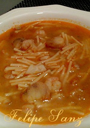 Una foto de Sopa de rape con gambas almejas y calamares
