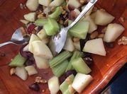 Una foto de ensalada de manzana y uvas