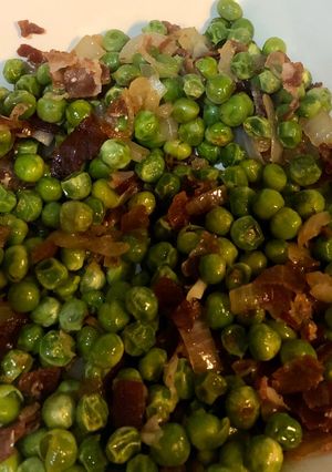 Una foto de Guisantes salteados con jamón ibérico