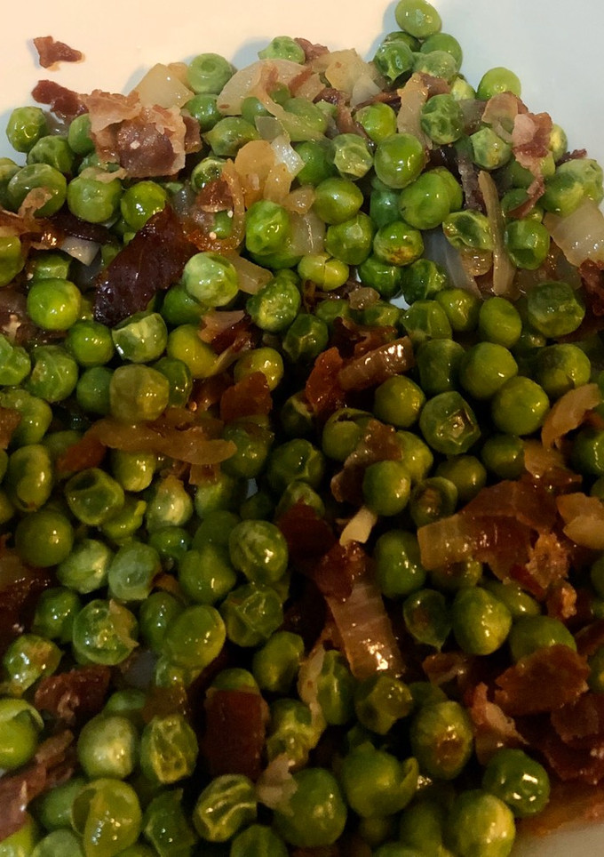 Una foto de Guisantes salteados con jamón ibérico