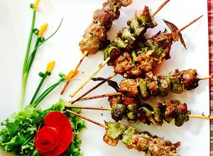 Hình của món Thịt heo nướng lá mắc mật.