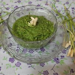 A picture of Green garlic chutney.