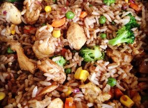 Una foto de Arroz frito con pollo