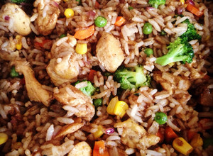 Una foto de Arroz frito con pollo