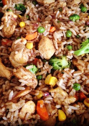 Una foto de Arroz frito con pollo