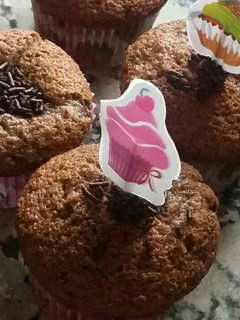 Una foto de Magdalenas de canela y chocolate negro