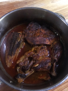 Una foto de Pollo a la coca acompañado de sopa de arroz blanco
