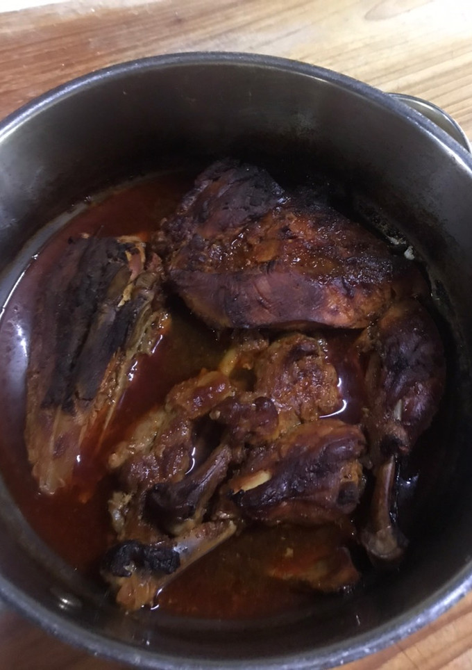 Una foto de Pollo a la coca acompañado de sopa de arroz blanco