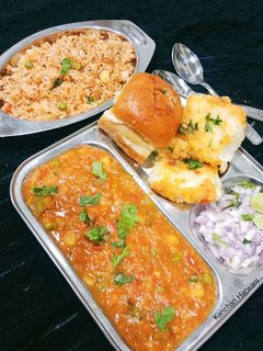 पाव भाजी विथ पाव भाजी पुलाव(Pav bhaji with pav bhaji pulao recipe in Hindi) रेसिपी मुख्य फोटो