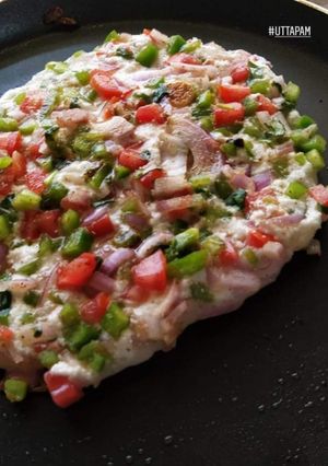 A picture of Poha suji uttapam.