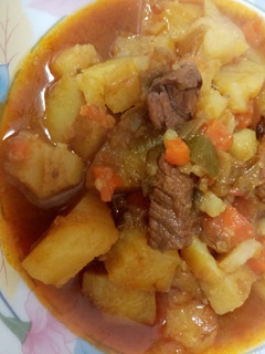 Una foto de Ternera con patatas al estilo de mi madre
