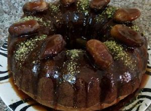صورة لوصفة كيكة التمر بصلصة توفي