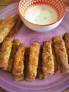 Una foto de Crema agria casera con fingers de tofu