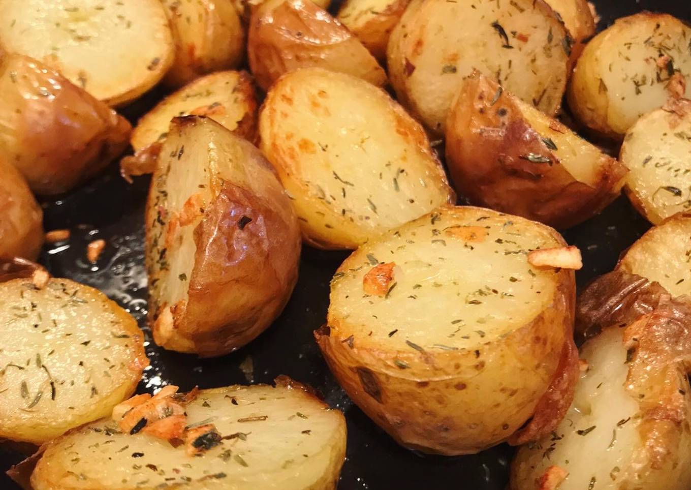 Crispy baby potatoes with garlic and herbs