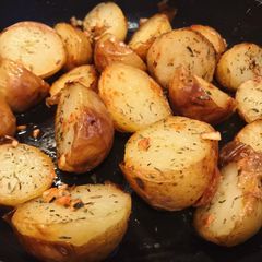 A picture of Crispy baby potatoes with garlic and herbs.