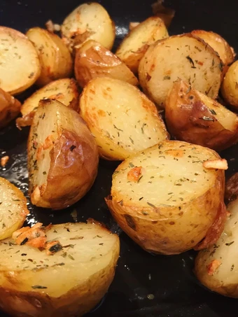 Easy Way Prepare Crispy baby potatoes with garlic and herbs the So Delicious You can take Joss in your mouth