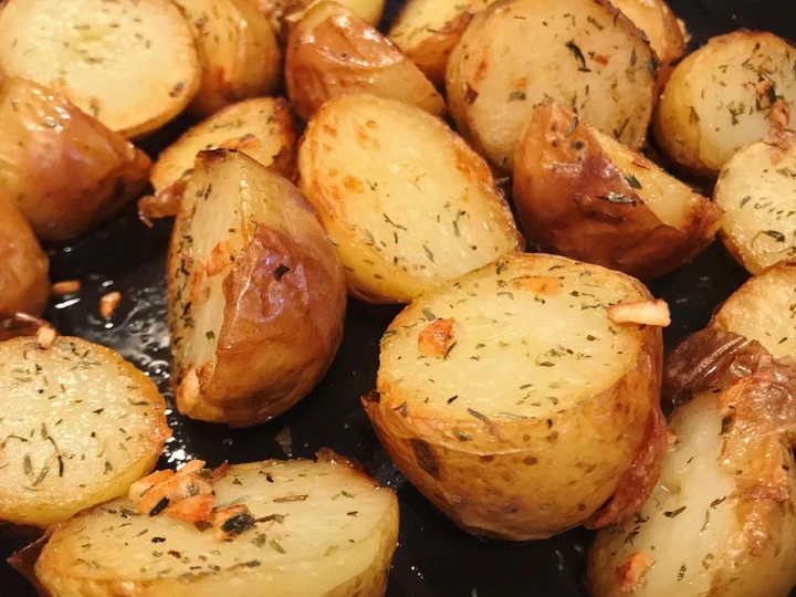 Easy Way Prepare Crispy baby potatoes with garlic and herbs the So Delicious You can take Joss in your mouth