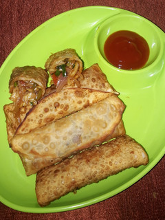 व्हेज स्प्रिंग रोल (Veg spring roll recipe in marathi) रेसिपी चे मुख्य फोटो