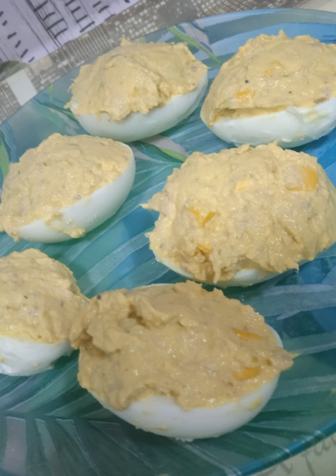 Una foto de Huevos rellenos de aguacate y queso crema