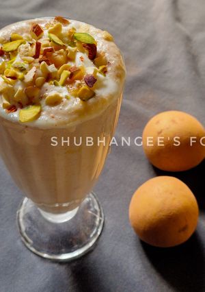 चिकु शेक (Chikoo shake recipe in marathi) रेसिपी चे मुख्य फोटो 