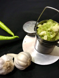 લસણ મરચાં ની ચટણી (Garlic-Chilli Chutney in Gujarati) રેસીપી મુખ્ય ફોટો