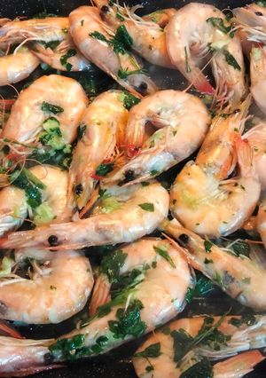 Una foto de Langostinos En Ajo Y Perejil