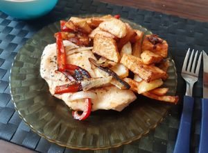 Una foto de Una idea rápida: Papas, cebolla y morrón fritos, con pollo