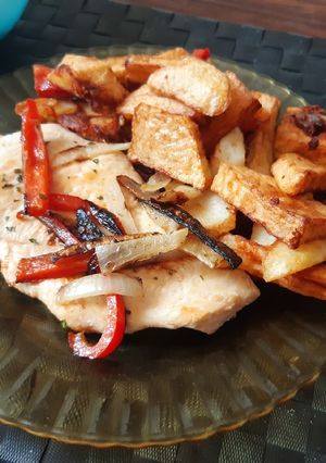 Una foto de Una idea rápida: Papas, cebolla y morrón fritos, con pollo