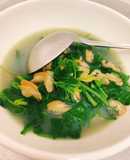 Canh trùng trục nấu rau cải bó xôi