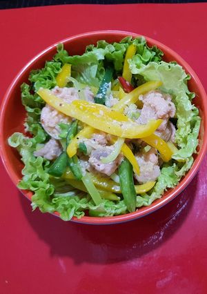 Una foto de Ceviche de salmón colorido